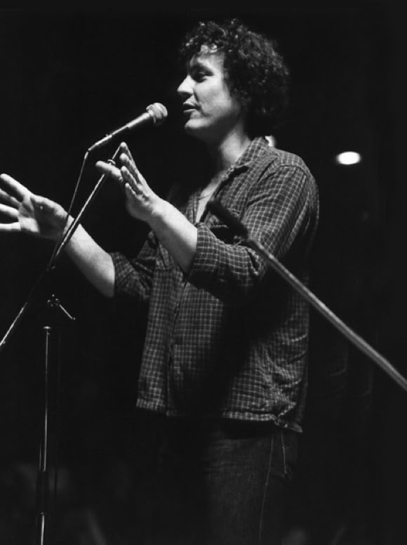 Lutz G&ouml;rner spricht in ein Mikrofon auf einer B&uuml;hne, gestikuliert mit den H&auml;nden.