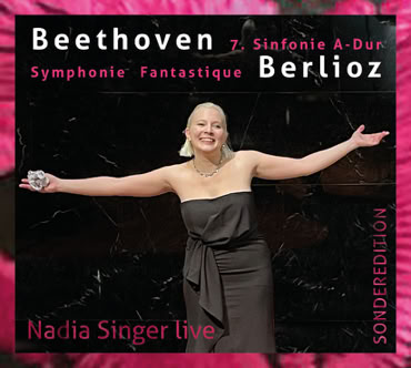 CD-Cover mit Foto von Nadia Singer in schwarzem Kleid mit ausgebreiteten Armen vor schwarzem Hintergrund, umgeben von Texten &uuml;ber Beethoven und Berlioz.