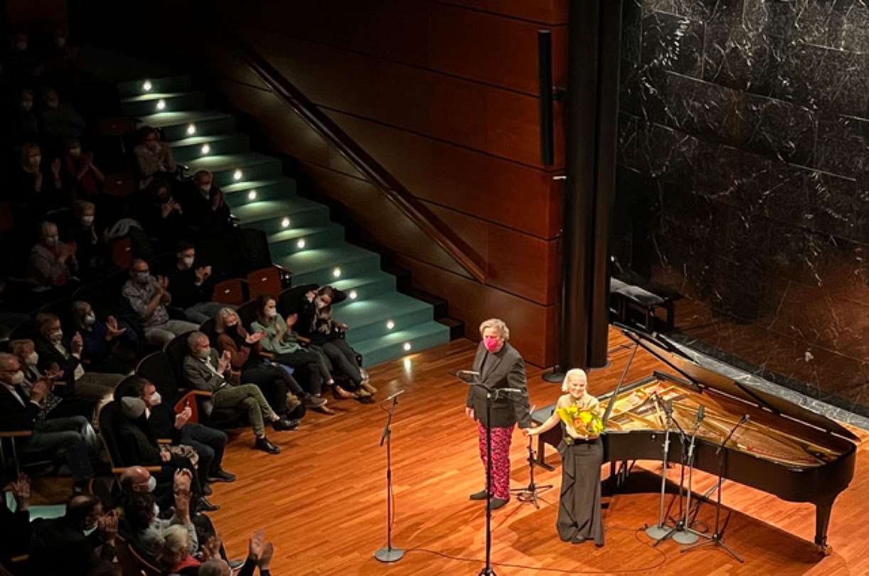 Lutz G&ouml;rner und Nadia Singer stehen auf der B&uuml;hne im Kammermusiksaal H.J Abs im Beethoven-Haus Bonn neben einem Fl&uuml;gel, das Publikum sitzt links und applaudiert.