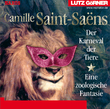 CD-Cover mit Fotomontage eines L&ouml;wen mit einer rosa Maske, umgeben von Text, der den Titel "Camille Saint-Sa&euml;ns: Der Karneval der Tiere" und "Eine zoologische Fantasie" zeigt.