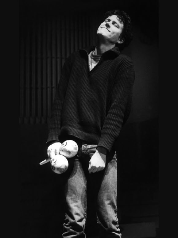 Lutz G&ouml;rner in einem dunklen Pullover h&auml;lt mehrere Jonglierkeulen in den H&auml;nden und blickt nach oben.